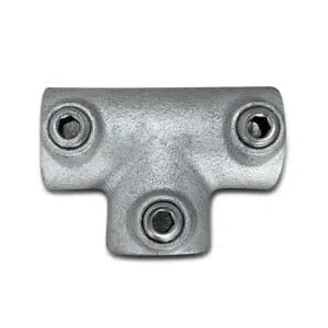 Vor weißem Hintergrund ist ein Rohrverbinder T-Stück für 25mm Rohre mit drei Sechskantschraubenbolzen abgebildet.