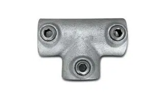 Vor weißem Hintergrund ist ein Rohrverbinder T-Stück für 25mm Rohre mit drei Sechskantschraubenbolzen abgebildet.