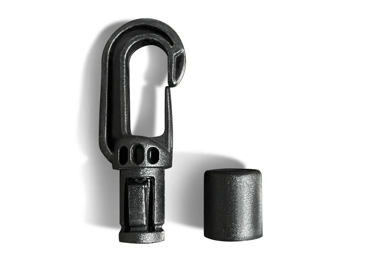 Daneben liegt auf einem schlichten weißen Hintergrund ein schwarzer Karabinerhaken ohne zylindrische Kappe.