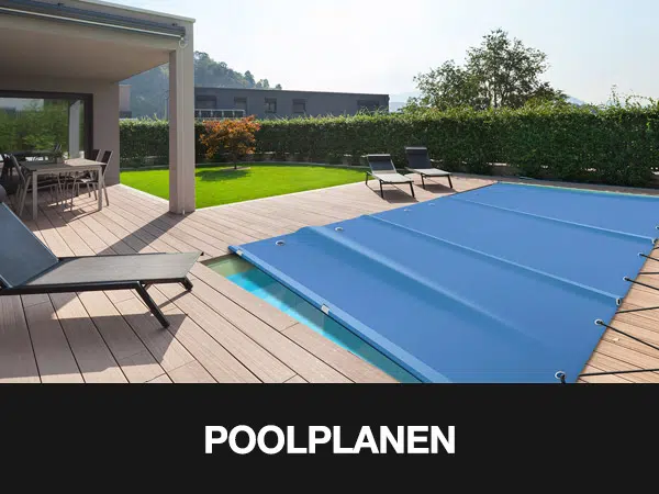 Eine moderne Außenterrasse mit Holzbelag verfügt über einen Pool, der mit einer blauen Plane bedeckt ist, die an glatte, ebene Flächen erinnert. Zwei Sonnenliegen und ein Essbereich im Schatten runden die Szene ab. Üppiges Grün umgibt den Raum. Der Text lautet „POOLPLANEN“.