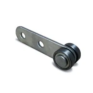 Ein metallischer Tragarm mit zwei kreisrunden Löchern hält ein schwarzes Zylinderrad mit der Bezeichnung „Rolle mit Stahlkugellager, Profil 100“ vor einem weißen Hintergrund.