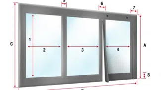 Abbildung einer Carport- oder Terrassenplatte mit beschrifteten Abmessungen für eine dreiteilige Glasschiebetür; die Platten 1–4 zeigen Höhen-, Breiten- und Randmaße mithilfe von roten Pfeilen und Zahlen.