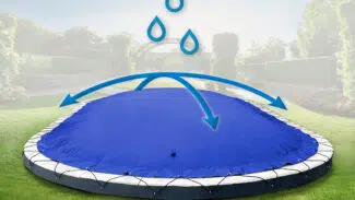 Eine blaue Ovale aufblasbare Poolplanen mit Wassertropfen und Abflusspfeilen, dargestellt in einem begrünten Hinterhof.