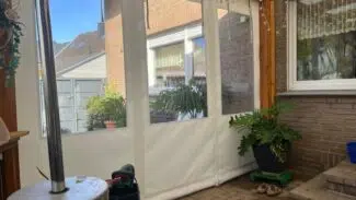 Eine gemütliche Terrasse, die mit der Carport-, oder Terrassenplane - mit 3 Fenstern und 1 Tür - geschlossen ist, lässt das Sonnenlicht für einen Wintergarten-Effekt herein.