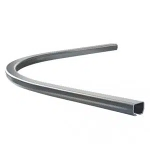 Laufschienen-Kreisbogen 90° besteht aus einer gebogenen Duschvorhangstange aus Metall mit rechteckigem Profil, präsentiert auf einem schlichten weißen Hintergrund.