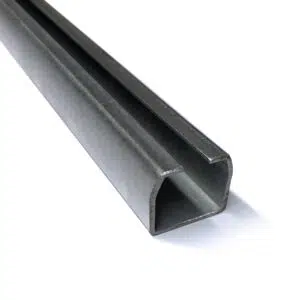 Nahaufnahme einer Laufschiene aus Stahl auf weißem Hintergrund. Die offene Seite ist dem Betrachter zugewandt. Ihre glatte Metalloberfläche reflektiert das Licht und zeigt so ihre industrielle Verwendung als Stütze.