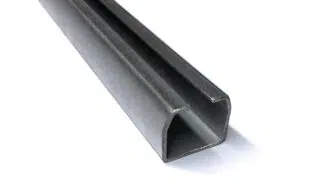 Nahaufnahme einer Laufschiene aus Stahl auf weißem Hintergrund. Die offene Seite ist dem Betrachter zugewandt. Ihre glatte Metalloberfläche reflektiert das Licht und zeigt so ihre industrielle Verwendung als Stütze.