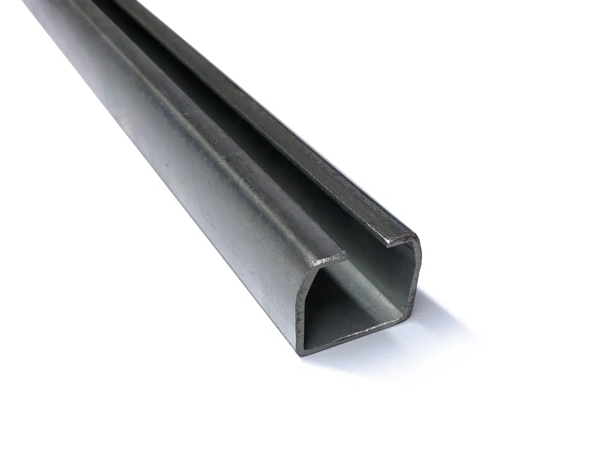 Nahaufnahme einer Laufschiene aus Stahl auf weißem Hintergrund. Die offene Seite ist dem Betrachter zugewandt. Ihre glatte Metalloberfläche reflektiert das Licht und zeigt so ihre industrielle Verwendung als Stütze.
