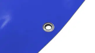 Nahaufnahme einer blauen Runde Poolplanen (Stangenabdeckung) mit einer Metalltülle in der Nähe des Randes, dargestellt vor einem weißen Hintergrund.