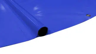 Nahaufnahme einer blauen, biegsamen Runde Poolplanen (Stangenabdeckung) mit einer runden Tasche und einer Metalltülle am Rand auf weißem Hintergrund.