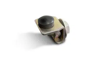 Der Schienenstopper für Laufschiene ist ein Metallverschluss mit einer schwarzen, runden Kunststoffkappe auf quadratischer Basis und verfügt über einen Schraub- und Mutternmechanismus. Seine Rolle mit Stahlkugellager wirft einen weichen Schatten auf den weißen Hintergrund.