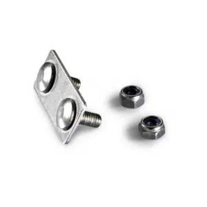 Die metallische „Gegenplatte mit Schrauben und Mutter (Nirosta)“ zeigt links zwei Bolzen und rechts Sechskantmuttern, elegant angeordnet vor weißem Hintergrund.