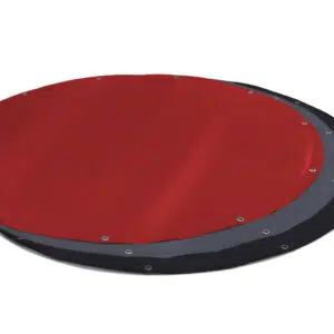 Ein großer, runder, roter PVC-Planer mit silbernen Ösen am Rand und einer schwarz-grauen Umrandung liegt flach und zeigt sein glattes, robustes Material.