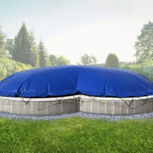 Ein runder, oberirdischer Pool mit aufblasbaren Poolplänen für Achtform-Becken, eingebettet in einen gepflegten Garten mit Rasen und Bäumen.