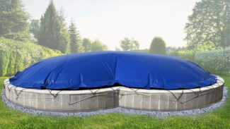Ein runder, oberirdischer Pool mit aufblasbaren Poolplänen für Achtform-Becken, eingebettet in einen gepflegten Garten mit Rasen und Bäumen.