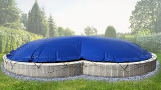 Ein runder, oberirdischer Pool mit aufblasbaren Poolplänen für Achtform-Becken, eingebettet in einen gepflegten Garten mit Rasen und Bäumen.