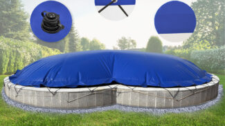 Ein großer, blauer Aufblasbarer Poolplanen für Achtform-Becken deckt ein rundes Außenbecken ab, zeigt Material, Spanngurte, Ventil und ist von Gras und Bäumen umgeben.