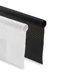 Zwei Zeltkeder 7,5mm, einfähnig Rollen stehen nebeneinander; die linke ist weiß mit einer dezent reflektierenden Oberfläche, die rechte schwarz mit einem ähnlichen Webmuster.