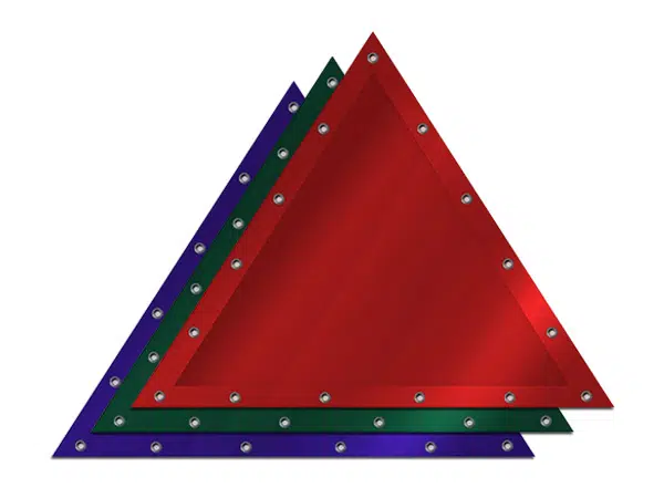 Drei überlappende gleichschenklige PVC-Dreiecke ähneln dem Design eines LKW-Flugzeugs: vorne rot, dann grün und blau. Jedes Dreieck ist mit Nieten poliert, um ein glänzendes Finish zu erzielen.