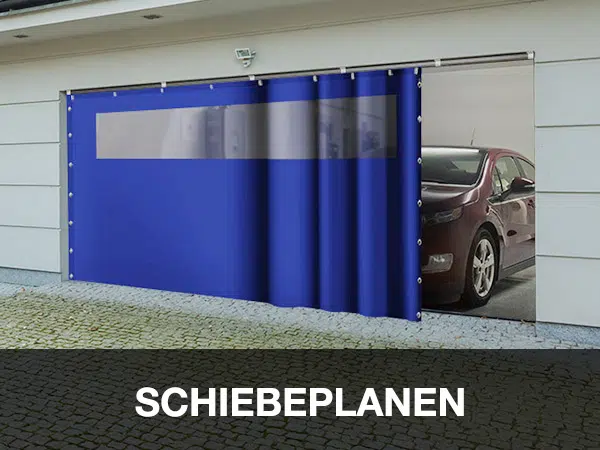 Ein rotes Auto steht in einer Garage mit einem teilweise geschlossenen blauen Schiebevorhang, der an die Seite eines Frachtflugzeugs erinnert. Der Vorhang hat oben einen transparenten Streifen und unter dem Bild ist „SCHIEBEPLANEN“ zu sehen.