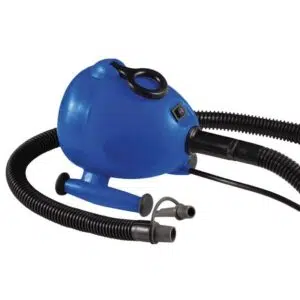 Die elektrische Luftpumpe ist ein kompaktes, tragbares blaues Luftgebläse mit rundem Gehäuse, flexiblem schwarzen Schlauch und zwei Schaltern. Es enthält Aufsätze zur Steuerung des Luftstroms, ideal zum Aufblasen oder Blasen.