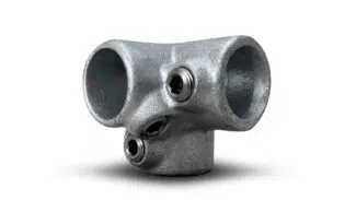 Ein grauer Rohrverbinder/Dreiweg-Eckstück aus Metall für 25-mm-Rohre mit T-förmigem Design ist vor einem weißen Hintergrund platziert.