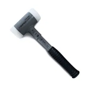 Der Öseneinschlaghammer ist ein Gummihammer mit schwarzem Griff und grauem Schaft, der an beiden Enden weiße Gummiköpfe aufweist. Auf dem Schaft sind die Markenzeichen „FREEMAN“ und „SUPER-FACER“ sichtbar.