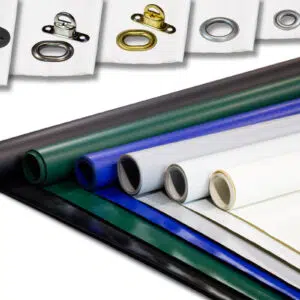 Gerollte PVC-Planenplatten (450 g/m²) in Schwarz, Grün, Blau, Grau und Weiß sind nebeneinander gestapelt, darüber sind auf kleineren weißen Platten Ösen und Befestigungselemente aus Metall und Gummi angebracht.