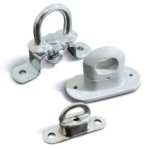 Drei „Drehverschluss-Bauteile für Ovalösen“ auf weißem Grund: eines mit Ösengriff und Scharnier, ein weiteres mit ovalem Loch und ein kleineres mit länglich-ovaler Öffnung.