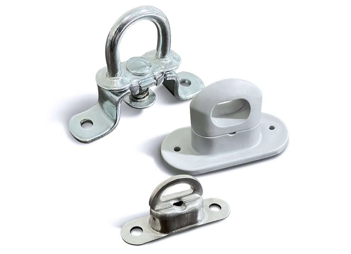 Drei „Drehverschluss-Bauteile für Ovalösen“ auf weißem Grund: eines mit Ösengriff und Scharnier, ein weiteres mit ovalem Loch und ein kleineres mit länglich-ovaler Öffnung.