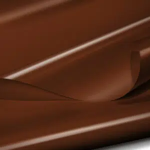 Eine Nahaufnahme eines fließenden, glänzenden braunen Seidenstoffs, der seine glatte Textur und seinen eleganten Fall zeigt. Der Stoff hat sanfte Kurven, die weiche Schatten erzeugen und für ein luxuriöses Aussehen sorgen.