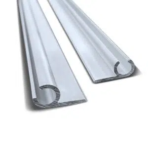 Zwei längliche Aluminiumprofile mit einer 7,5 mm großen Halbkreisnut verlaufen parallel, ihre glatte, glänzende Oberfläche reflektiert das Licht vor einem weißen Hintergrund. Produkt: 1 m Kederschiene 7,5 mm aus Aluminium.