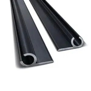 Zwei 1m Kederschienen 7,5mm Aluminium in Anthrazit, glatt mit abgerundeten Randrillen, parallel auf weißem Untergrund dargestellt.