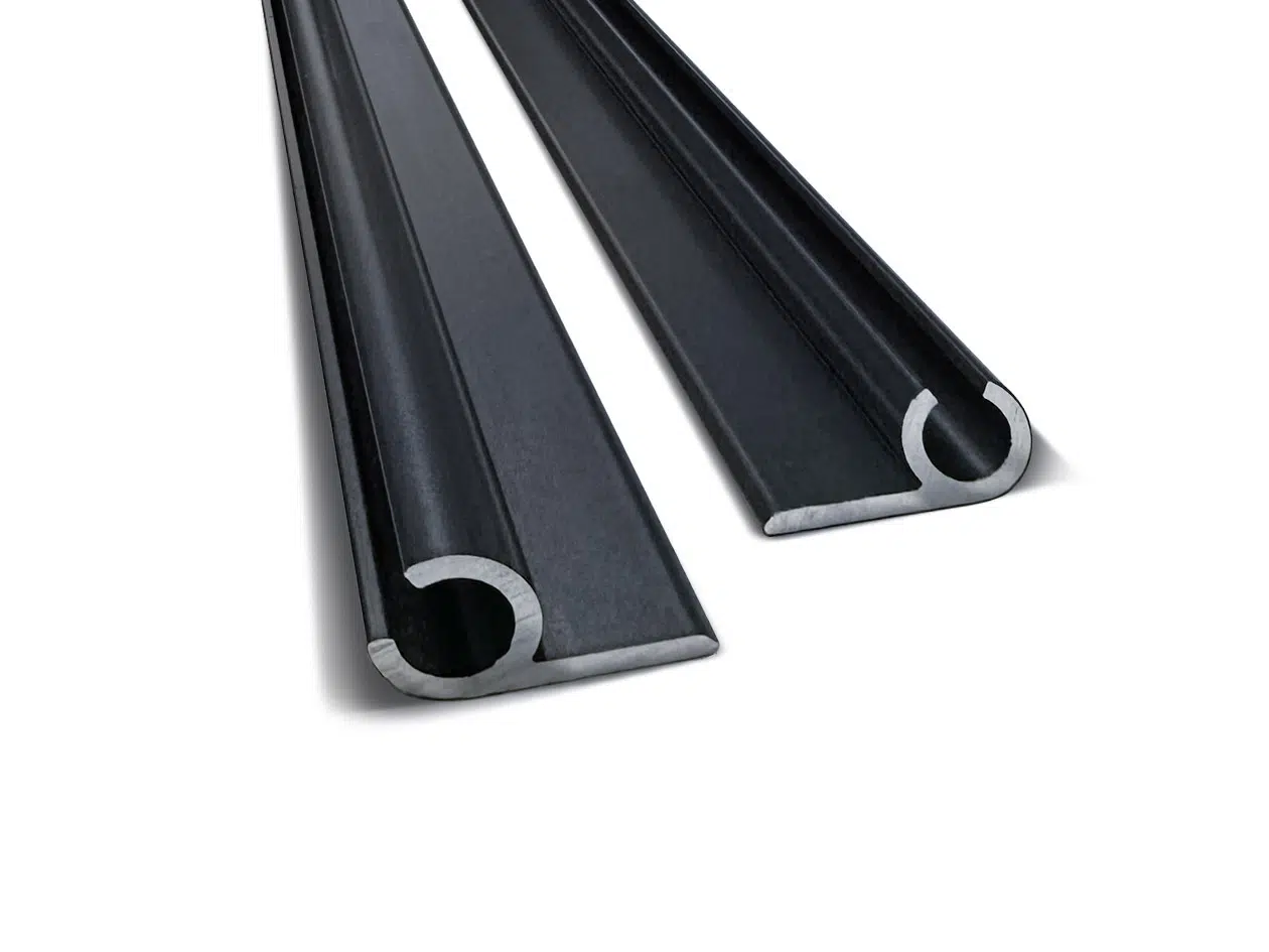 Zwei 1m Kederschienen 7,5mm Aluminium in Anthrazit, glatt mit abgerundeten Randrillen, parallel auf weißem Untergrund dargestellt.