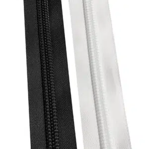 Eine Nahaufnahme von zwei parallelen Reißverschlüssen von YKK vor einem weißen Hintergrund, wobei links ein schwarzer und rechts ein weißer Reißverschluss zu sehen ist. Zähne und Stoffkanten sind deutlich sichtbar.