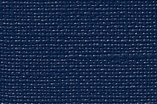 Eine Nahaufnahme eines strukturierten dunkelblauen Stoffes, der MEHGIES® VALMEX® Solera Vorzeltplane – Unifarben (Meterware) ähnelt, zeigt dicht gewebte Fäden mit einer rauen Oberfläche und gitterartigen feinen Linien.