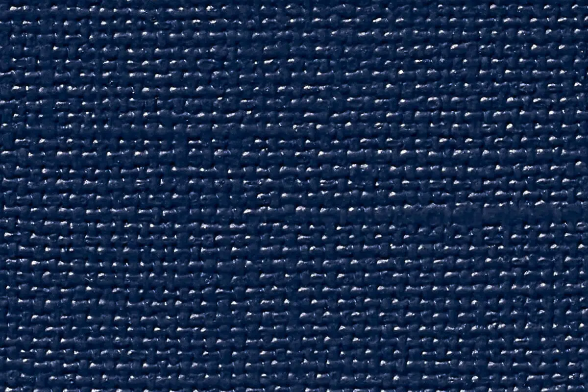 Eine Nahaufnahme eines strukturierten dunkelblauen Stoffes, der MEHGIES® VALMEX® Solera Vorzeltplane – Unifarben (Meterware) ähnelt, zeigt dicht gewebte Fäden mit einer rauen Oberfläche und gitterartigen feinen Linien.