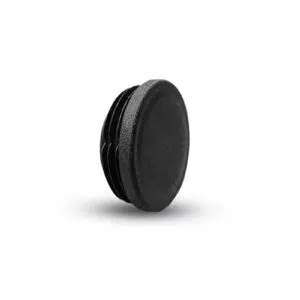Eine schwarze, glattflächige Kunststoffkappe mit geriffelten Kanten, „Endkappe für 50x3mm Rundrohre“, steht leicht erhaben auf weißem Untergrund und wirft einen Schatten.