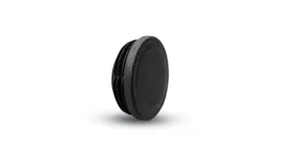 Eine schwarze, glattflächige Kunststoffkappe mit geriffelten Kanten, „Endkappe für 50x3mm Rundrohre“, steht leicht erhaben auf weißem Untergrund und wirft einen Schatten.