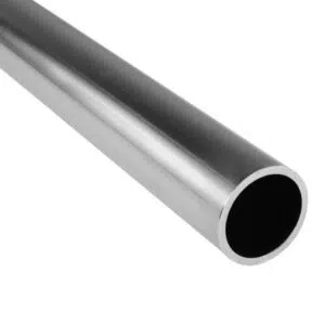 Eine Nahaufnahme des Alu-Rohrs Rund mit 50 mm Durchmesser und 3 mm Wandstärke, mit einer glänzenden Edelstahloberfläche, die diagonal vor einem schlichten weißen Hintergrund platziert ist.