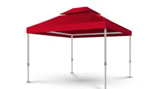 Ein rotes Pop-up-Überdachungszelt mit Pavillondach und silbernen Metallbeinen, das elegant auf einer flachen weißen Oberfläche steht.