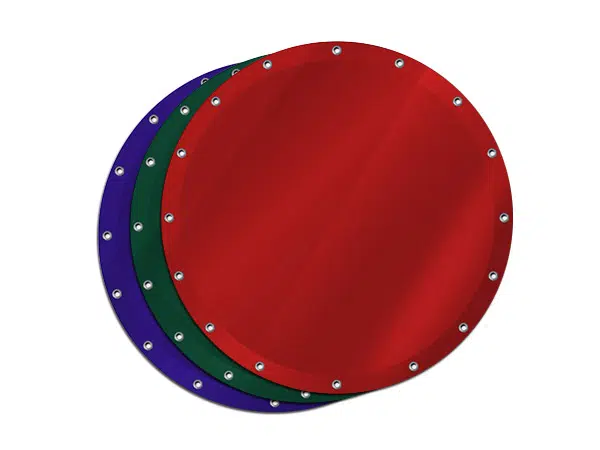 Ein Stapel aus drei runden Metallplatten mit PVC-Planen-Beschichtung weist eine rote Platte oben, eine grüne in der Mitte und eine blaue unten auf. Jede Platte ist an ihrem Rand mit Schrauben verziert.