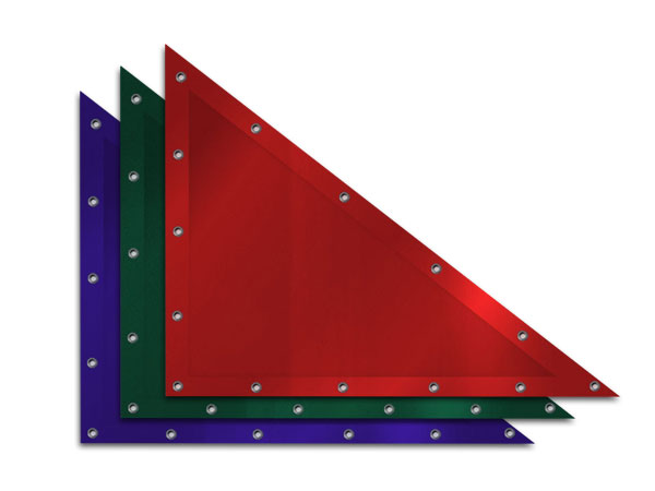 Drei überlappende dreieckige Planen in Rot, Grün und Blau, jeweils mit Metallösen an den Rändern, ähneln einer PVC-Plane im Dreiecksform-Design auf weißem Hintergrund.