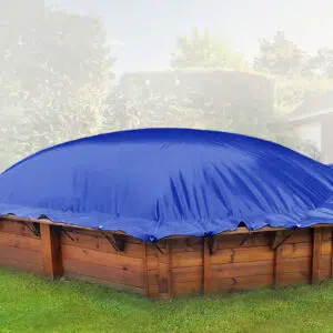 Ein runder, oberirdischer Holzpool wird von den leuchtend blauen Achteckigen aufblasbaren Poolplanen bedeckt, die in der Mitte hoch gewölbt sind.