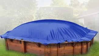 Ein runder, oberirdischer Holzpool wird von den leuchtend blauen Achteckigen aufblasbaren Poolplanen bedeckt, die in der Mitte hoch gewölbt sind.