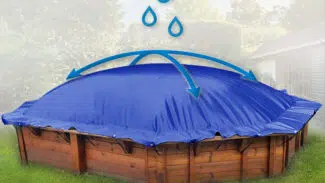 Achteckige aufblasbare Poolplanen bedecken einen runden oberirdischen Pool aus Holz, mit Pfeilen und Tropfen, die das ablaufende Wasser zeigen.