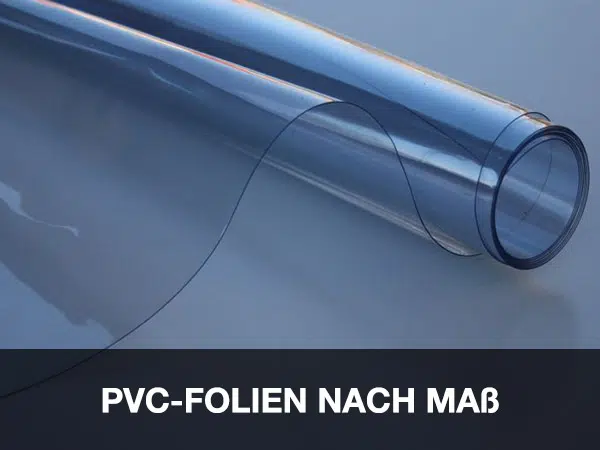Ein aufgerolltes Blatt transparenter PVC-Folie auf grauer Oberfläche ähnelt den glatten Flügeln eines Flugzeugs. Die Folie ist teilweise abgerollt und sieht dünn und flexibel aus. Der Text unten lautet „PVC-FOLIEN NACH MAß“ auf dunklem Hintergrund.