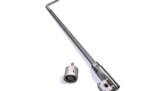 Eine Rollfix-Kurbel-Handkurbel mit einer Metallstange, die an einem Ende gebogen und an einem zylindrischen Teil befestigt ist, liegt auf einer weißen Oberfläche. Daneben befindet sich ein kleines zylindrisches Stück mit einem Loch in der Mitte.