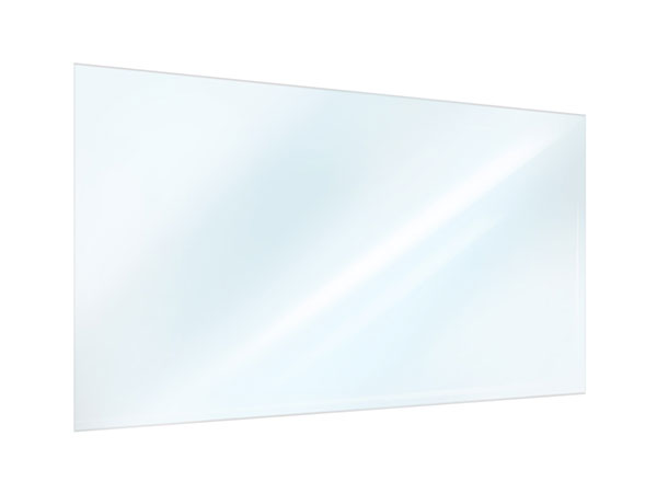 Ein großer rechteckiger Spiegel mit einer sauberen, reflektierenden Oberfläche fängt auf einem schlichten weißen Hintergrund auf wunderschöne Weise einen Lichtverlauf und subtile Reflexionen ein, die an das glatte Glas eines Flugzeugs erinnern.