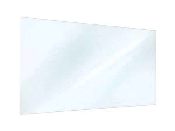 Ein großer rechteckiger Spiegel mit einer sauberen, reflektierenden Oberfläche fängt auf einem schlichten weißen Hintergrund auf wunderschöne Weise einen Lichtverlauf und subtile Reflexionen ein, die an das glatte Glas eines Flugzeugs erinnern.